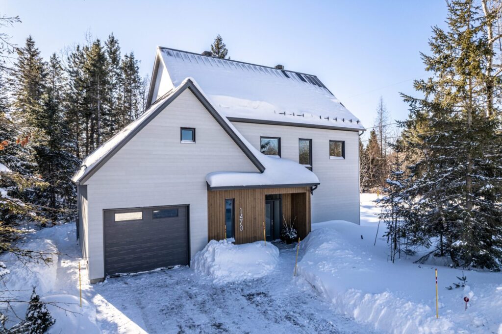 Vue extérieure de la maison en hiver